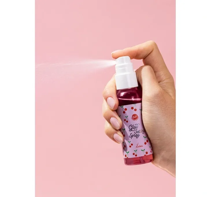 Bell x Kartonii rozświetlająca mgiełka utrwalająca makijaż Cherry Mist 50 g