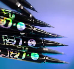 Bell x Red Lipstick Monster eyeliner z precyzyjnym pędzelkiem 01 Midnight 0,6 g