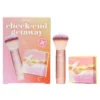 Benefit Cosmetics Cheek-End Getaway zestaw do makijażu róż do policzków Warm Seashell-Pink Blush 6 g + wielofunkcyjny pędzel Multitasking Cheek Brush 1 sztuka