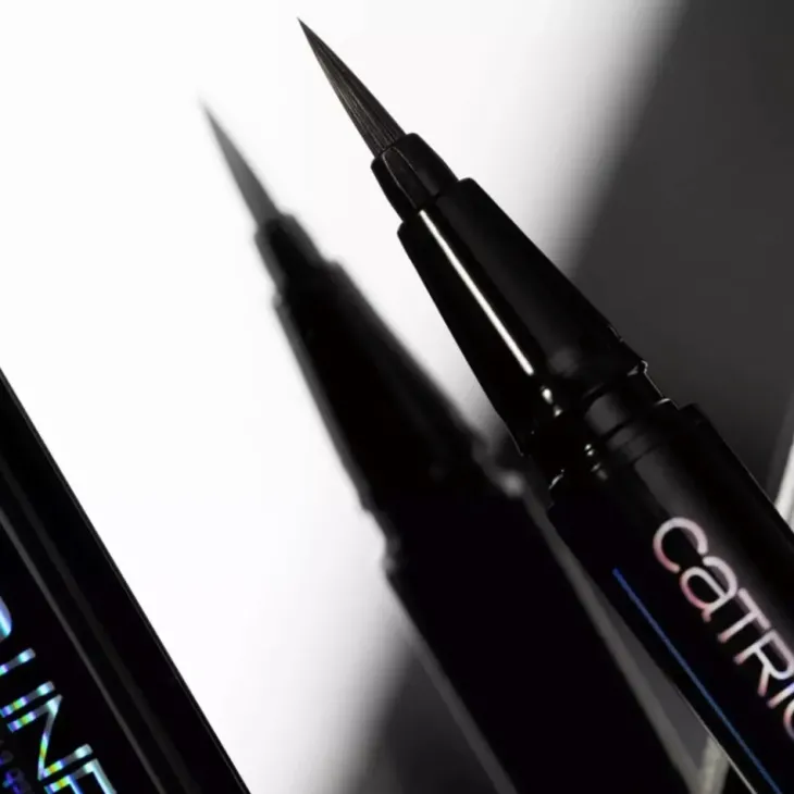 Catrice Hyper Liner eyeliner z pędzelkiem 010 Classic Black 0,52 ml