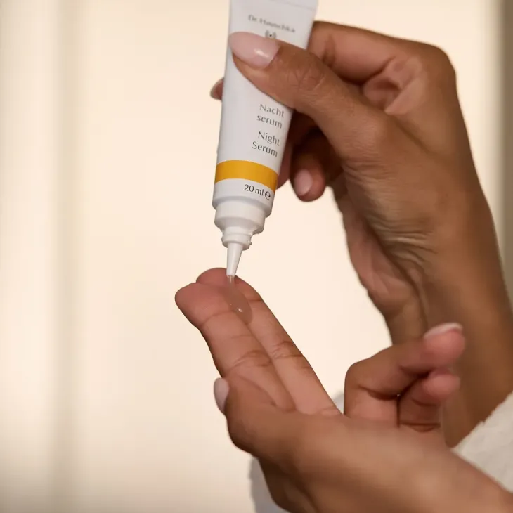 Dr. Hauschka Night Serum regenerujące serum do twarzy na noc 20 ml