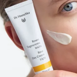 Dr. Hauschka Rose Day Cream Light lekki krem do twarzy na dzień z wyciągiem z róży 30 ml