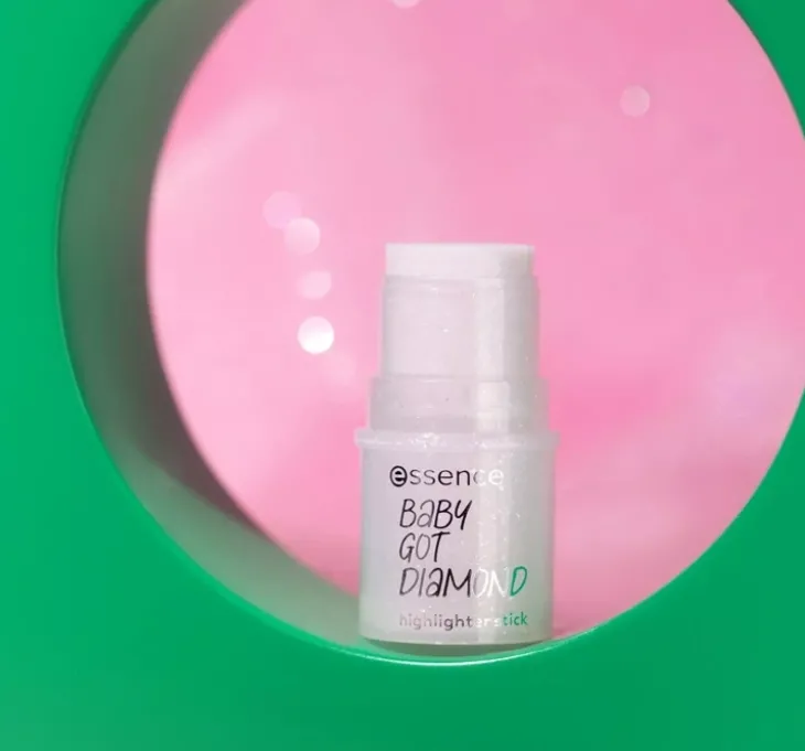 Essence Baby Got Diamond rozświetlacz w sztyfcie 5,4 g