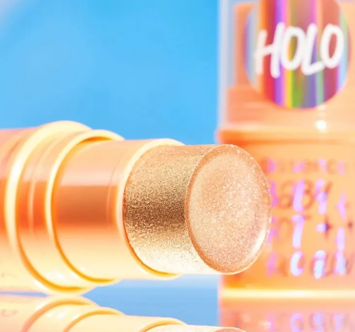 Essence Baby Got Holo Glow rozświetlacz w sztyfcie 10 Holy Apricotly 5 g