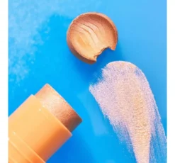Essence Baby Got Holo Glow rozświetlacz w sztyfcie 10 Holy Apricotly 5 g