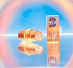 Essence Baby Got Holo Glow rozświetlacz w sztyfcie 10 Holy Apricotly 5 g