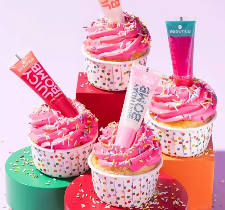 Essence Birthday Bomb Shiny Lipgloss brokatowy błyszczyk do ust 01 Cake My Day! 10 ml