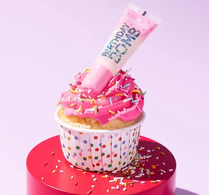 Essence Birthday Bomb Shiny Lipgloss brokatowy błyszczyk do ust 01 Cake My Day! 10 ml