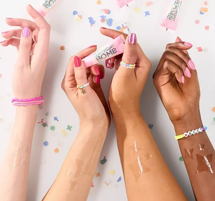 Essence Birthday Bomb Shiny Lipgloss brokatowy błyszczyk do ust 01 Cake My Day! 10 ml