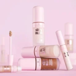 Essence Silky Blur nawilżający korektor w płynie 90 10 ml