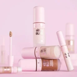 Essence Silky Blur nawilżający korektor w płynie 100 10 ml
