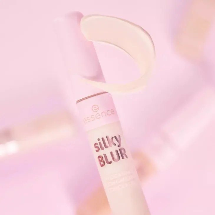 Essence Silky Blur nawilżający korektor w płynie 20 10 ml
