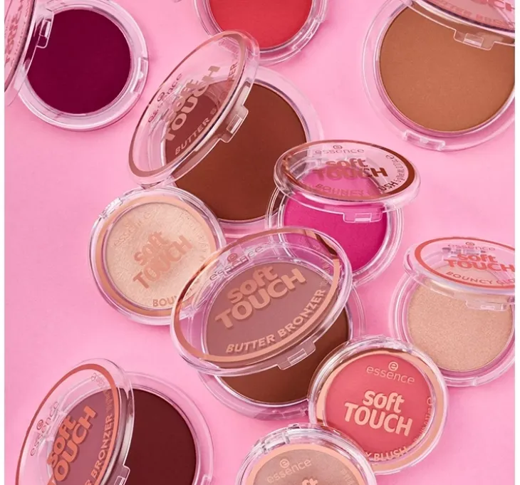 Essence Soft Touch Bouncy Glow rozświetlacz do twarzy 10 Soft Glaze 4 g