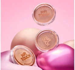 Essence Soft Touch Bouncy Glow rozświetlacz do twarzy 20 Glazed Dew 4 g