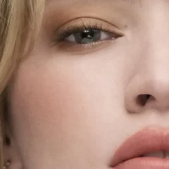 Estée Lauder The Sculpting Blush Powder Blush matowy róż do policzków w kamieniu Magnetic Glow 7 g