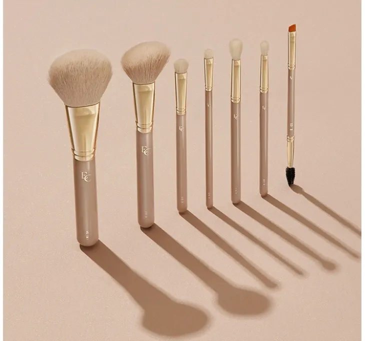Eveline Cosmetics precyzyjny pędzel do blendowania cieni E04