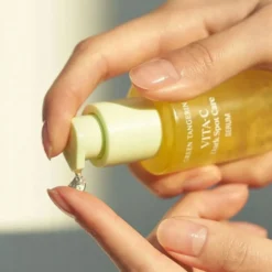 Goodal Green Tangerine Vita C Dark Spot Care Serum rozjaśniające serum do twarzy 20 ml