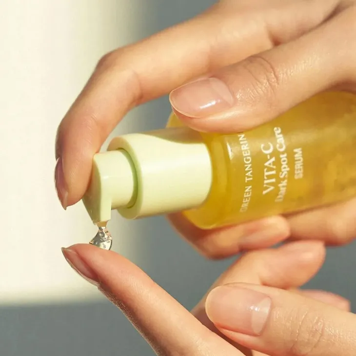 Goodal Green Tangerine Vita C Dark Spot Care Serum rozjaśniające serum do twarzy 40 ml