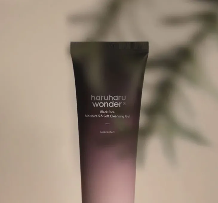 Haruharu Wonder Black Rice Moisture 5.5 Soft oczyszczający żel do mycia twarzy 100 ml