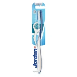 Jordan Clean Between szczoteczka do zębów Medium z nicią dentystyczną