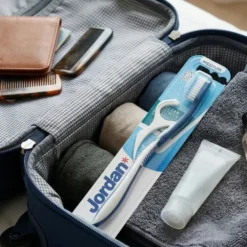 Jordan Clean Between szczoteczka do zębów Medium z nicią dentystyczną