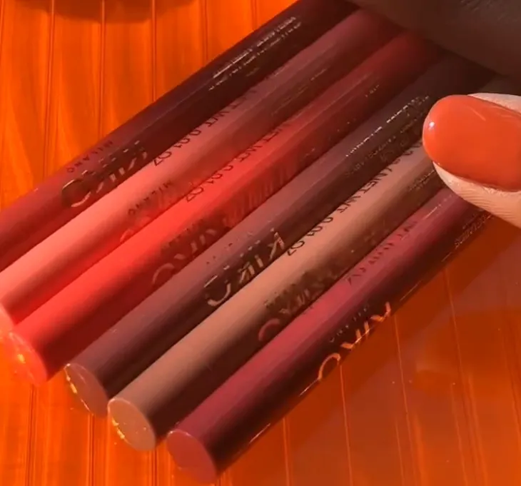KIKO Milano Juicy Fizz automatyczna konturówka do ust 03 Lady In Red 0,3 g