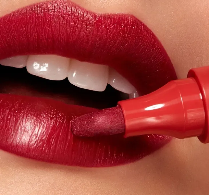 KIKO Milano Long Lasting Colour pisak do ust z formułą no-transfer 105 True Red 2,5 g