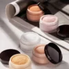 Laura Mercier Secret Brightening Powder For Under Eyes rozświetlający puder sypki pod oczy utrwalający makijaż 2 4 g