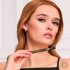 L'Oréal Paris Haute Precision wodoodporny płynny eyeliner w pisaku 010 Black Silk / Noir Silk 1 ml