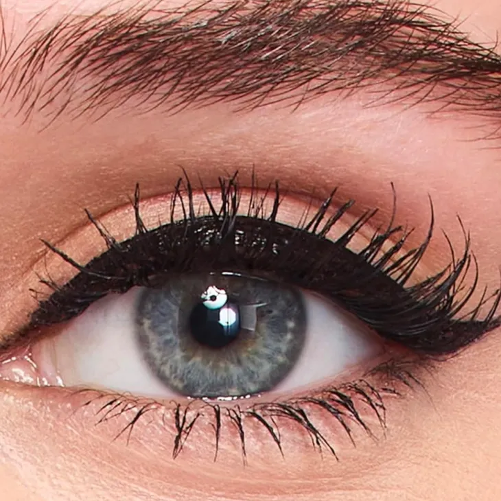 L'Oréal Paris Haute Precision wodoodporny płynny eyeliner w pisaku 010 Black Silk / Noir Silk 1 ml