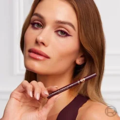 L'Oréal Paris Haute Precision wodoodporny płynny eyeliner w pisaku 050 Burgundy Cashmere / Bordeaux Cashmere 1 ml
