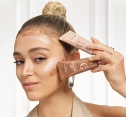 L'Oréal Paris Lumi Glotion rozświetlacz w płynie 902 Light Glow 40 ml