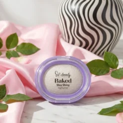 Lovely Baked Stay Shiny wypiekany rozświetlacz do twarzy 1 4 g