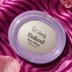 Lovely Baked Stay Shiny wypiekany rozświetlacz do twarzy 1 4 g