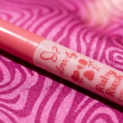 Lovely Daydream Ruby Rush eyeliner w pisaku ze stemplem w kształcie serca Bordowy 0,5 g