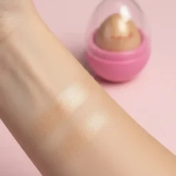 Lovely Icing Glow kremowy rozświetlacz do twarzy 2 Shooting Star 7 g