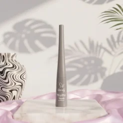 Lovely Matte matowy eyeliner w płynie z precyzyjnym pędzelkiem Cloudy 4 g