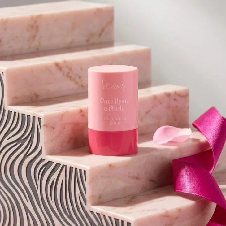 Lovely Once Upon a Blush żelowy róż w sztyfcie 01 Hunny 8 g