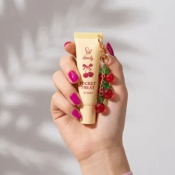 Lovely Pocket Treat aromatyczny balsam do ust z dodatkiem oleju jojoba i witaminą E breloczek 11 g