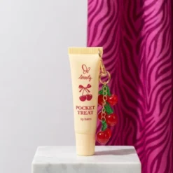 Lovely Pocket Treat aromatyczny balsam do ust z dodatkiem oleju jojoba i witaminą E breloczek 11 g