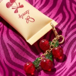 Lovely Pocket Treat aromatyczny balsam do ust z dodatkiem oleju jojoba i witaminą E breloczek 11 g