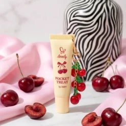 Lovely Pocket Treat aromatyczny balsam do ust z dodatkiem oleju jojoba i witaminą E breloczek 11 g