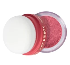 Lovely Rosy Ribbon Blusher sypki róż rozświetlający do twarzy z wbudowanym puszkiem 2 g
