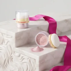 Lovely Rosy Ribbon Highlighter sypki rozświetlacz do twarzy i ciała z wbudowanym puszkiem 2 g
