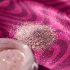 Lovely Rosy Ribbon Highlighter sypki rozświetlacz do twarzy i ciała z wbudowanym puszkiem 2 g
