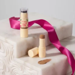 Lovely Toasty Bliss kremowy bronzer w sztyfcie 02 Hazelnut Cream 6 g