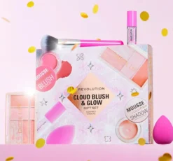 Makeup Revolution Cloud Blush & Glow zestaw do makijażu
