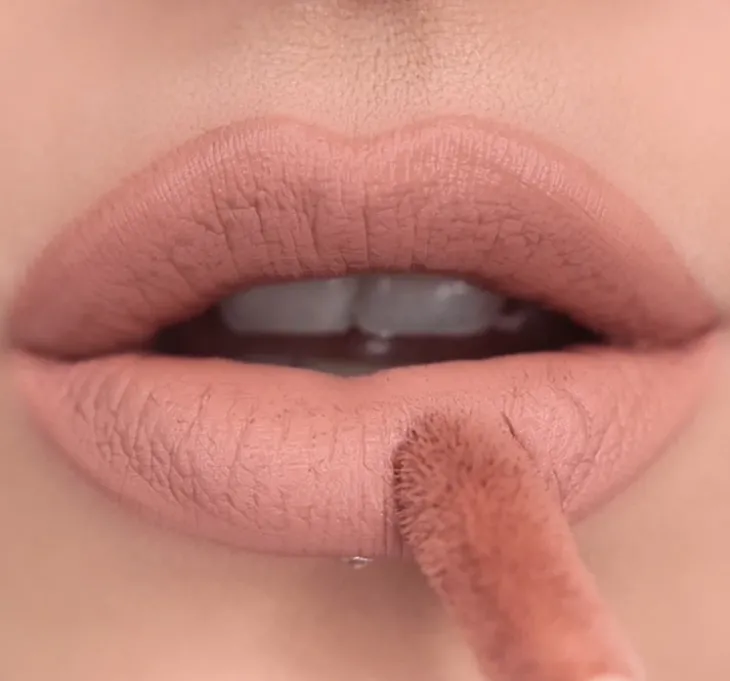 Makeup Revolution Matte Bomb pomadka do ust Nude Charm 4,6ml
