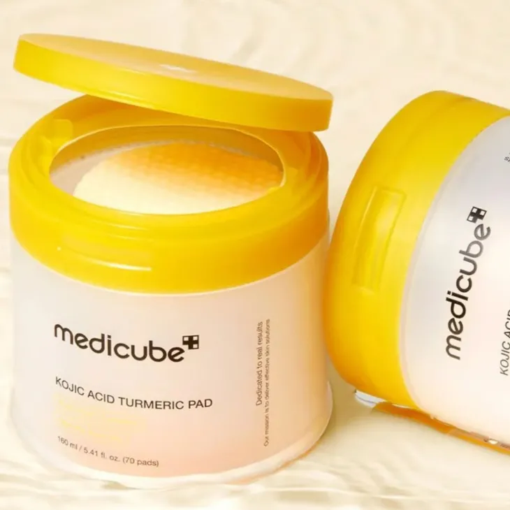 Medicube Kojic Acid Kojic Acid Turmeric Pad rozjaśniające płatki tonizujące do twarzy na przebarwienia z kwasem kojowym 70 sztuk