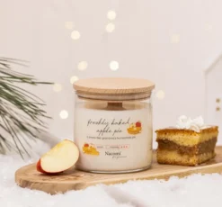 Nacomi Fragrances sojowa świeca zapachowa Freshly Baked Apple Pie 450 g